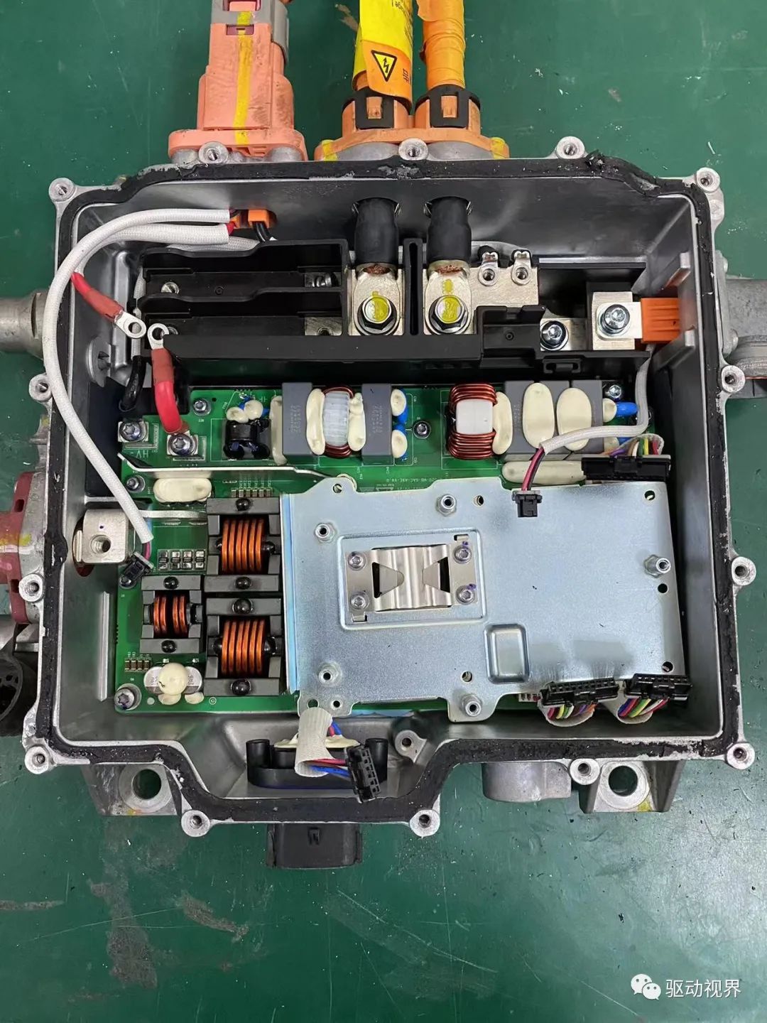 新能源汽车DC/DC变换器及实物拆机图w22.jpg