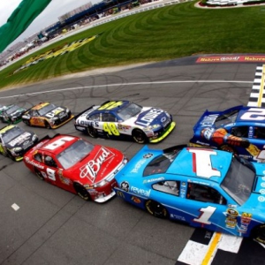 NASCAR尾流超车的空气动力学原理