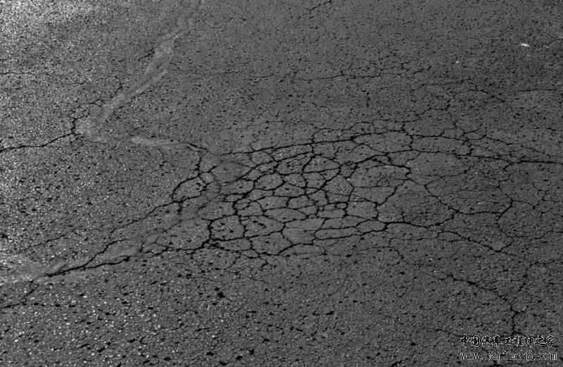 这个创新给满分：沥青路面不仅能自我修复  还能给电动汽车充电 